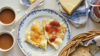 Scones med ost och marmelad och en kopp kaffe