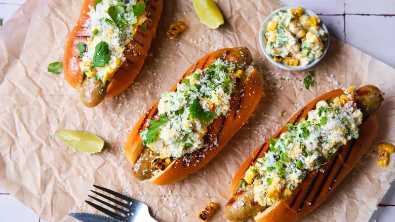 Grillad chorizo i korvbröd med majsröra och parmesan